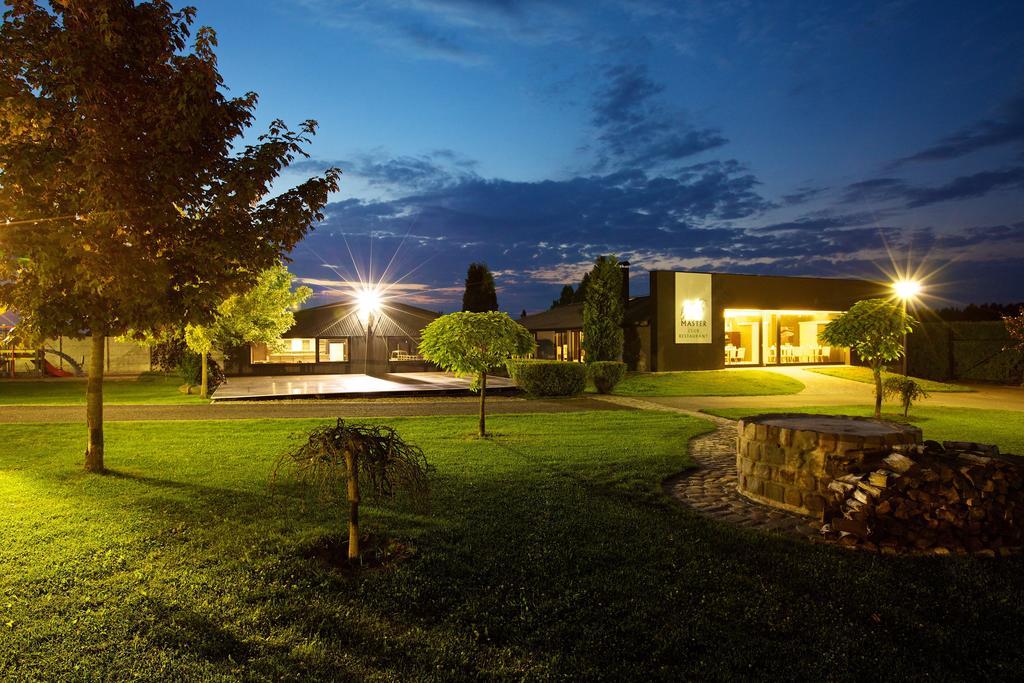 Master Horse Club - Svojetice Hotel Bagian luar foto