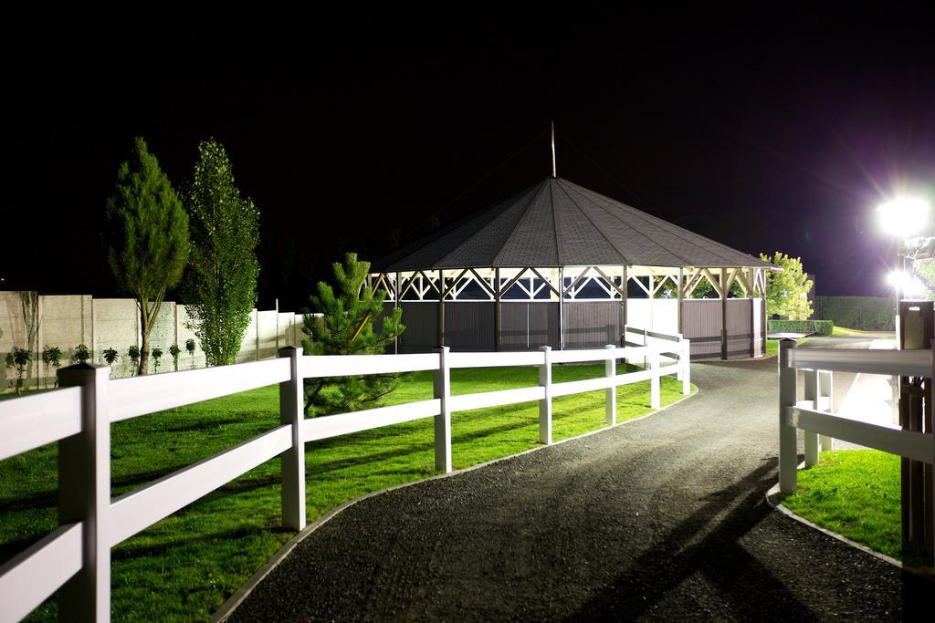 Master Horse Club - Svojetice Hotel Bagian luar foto